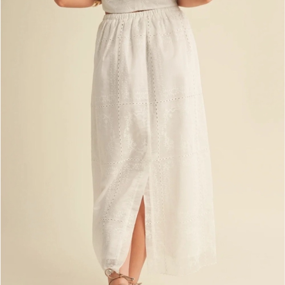 Elegant White Lace Skirt - Picture 4 of 6